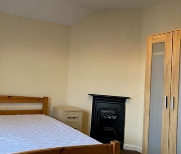 4 bedroom semi-detached house to rent - Photo 5