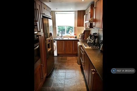 3 bedroom flat to rent - Photo 2