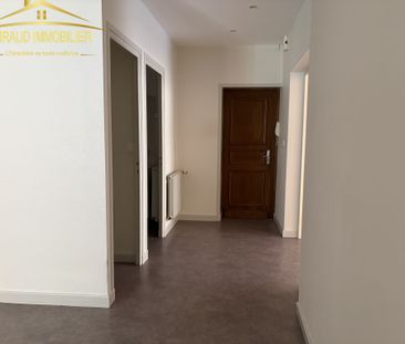Location Appartement 3 pièces 88m² CHARLIEU 42190 - Photo 1