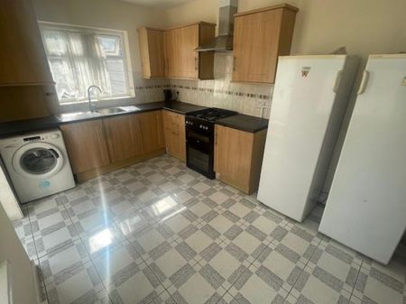 Room To Let - Photo 2