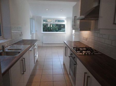 4 bedroom semi-detached house to rent - Photo 5