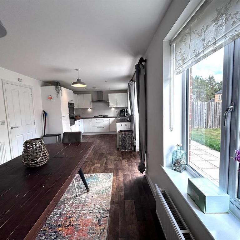 4 bedroom detached house to rent - Photo 1