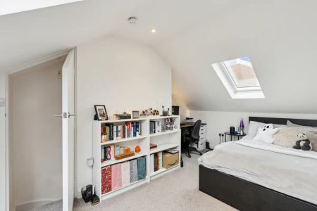 2 bedroom flat in London - Photo 5