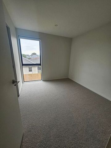 Modern 2BR Townhouse in Sydenham - Photo 3