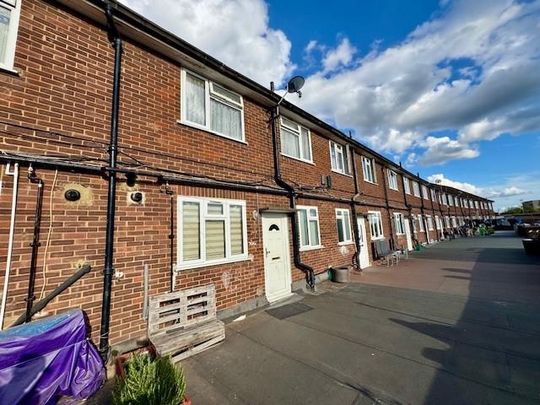 4 bedroom flat to rent - Photo 1