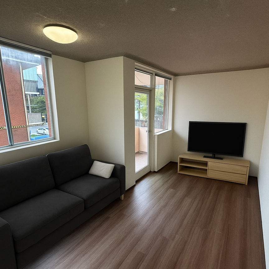 BRIGHT THREE BEDROOM APARTMENT! - Photo 1