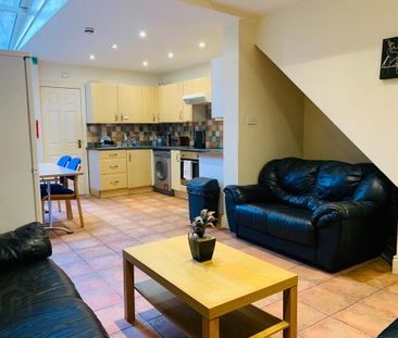 Donegall Road, En-Suite Room 5, All Bills Included, Belfast, BT12 5NB - Photo 1