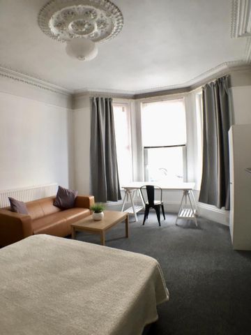 6 bedroom terraced house to rent - Photo 4