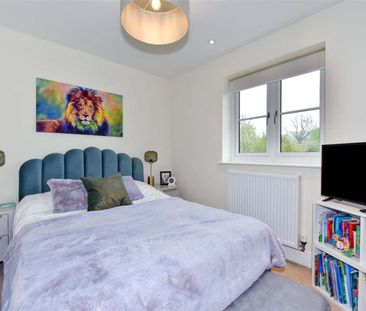 A stunning contemporary three bedroom home in a beautiful courtyard... - Photo 1