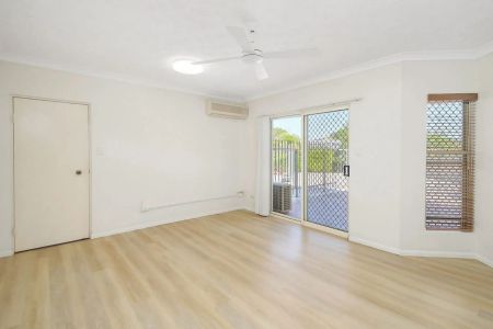 Prestigious 2-Bedroom Residence with Courtyard in Prime Yeronga Location - Photo 4