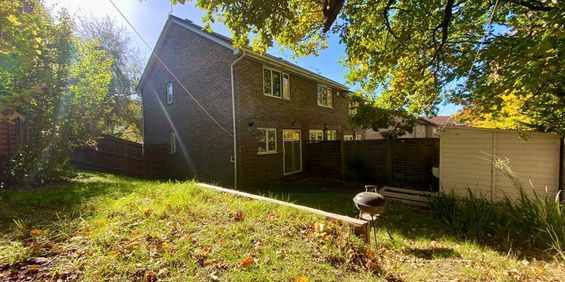 Knaphill, Woking - Photo 3