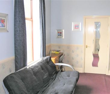 Flat 5, 223 HYDE PARK ROAD Leeds - LS6 1AH - Photo 2