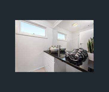 MODERN UPSTAIRS ONE BEDROOM APARTMENT IN MENTONE! - Photo 6