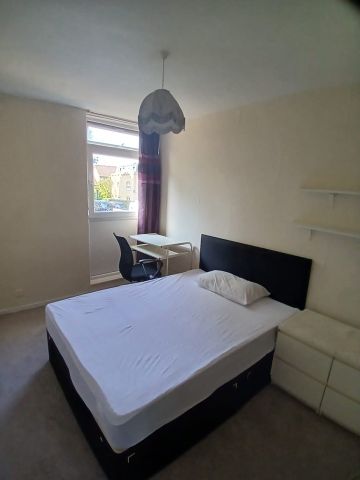 Room in a Shared Flat, Crewkerne Court, SW11 - Photo 3