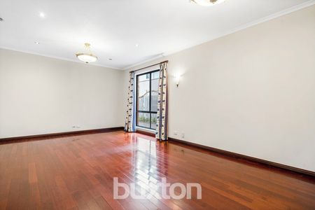 Stylish 4-Bedroom Townhouse in a Prime Rear Position - Photo 2