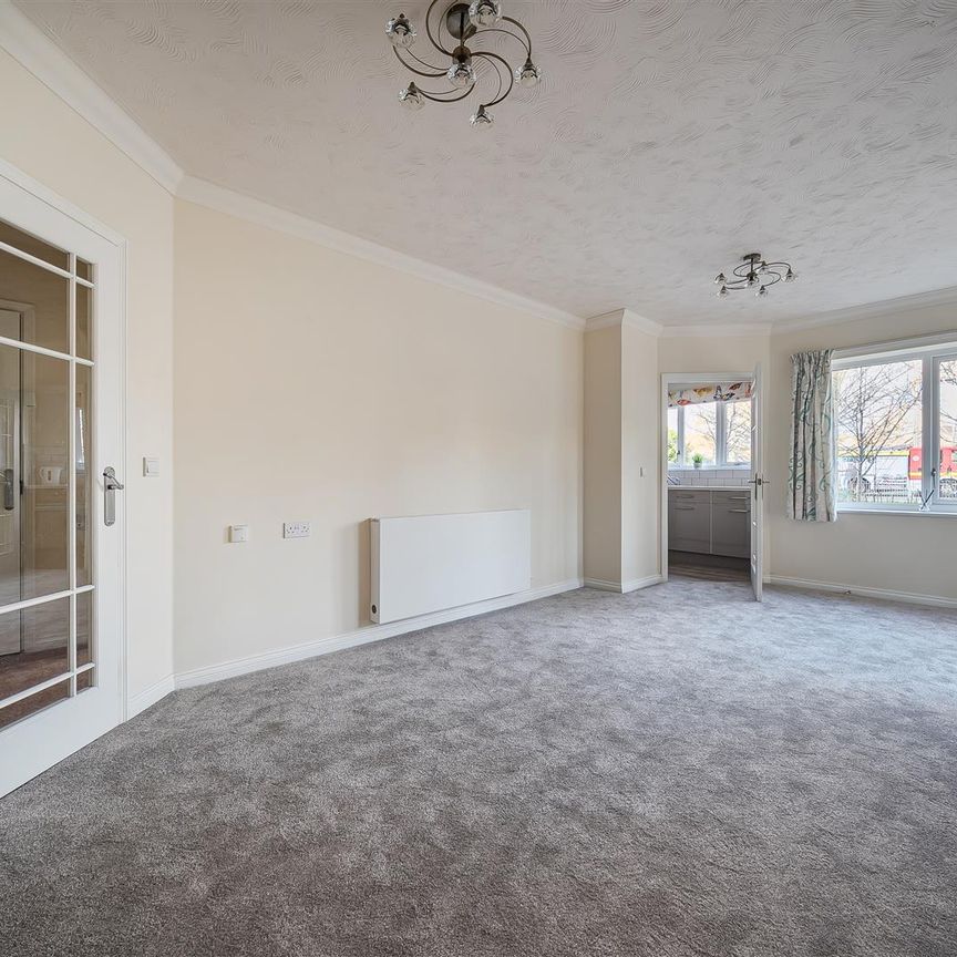 William Lodge, Malmesbury - Photo 1