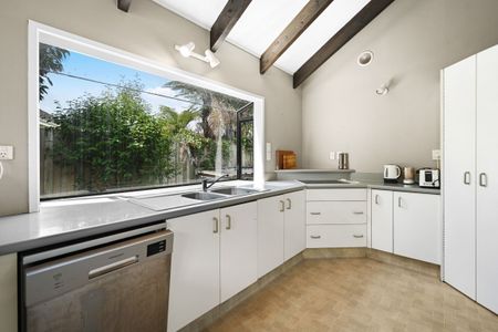 Welcome to this charming three-bedroom, single-bathroom home with single internal access garaging, located in the highly sought-after Forest Lake area. - Photo 4