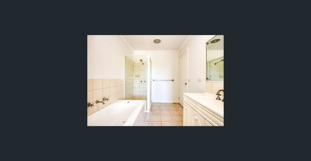 Spacious Townhouse close to all amenities - Photo 1