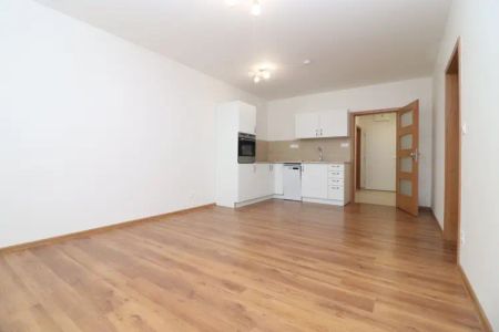 Nabízíme pronájem zánovního zděného bytu 2+kk s balkónem a garážovým stáním, Lužická, Jihlava - Photo 3
