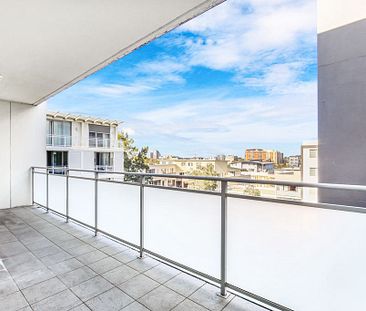 Modern Sub-Penthouse Apartment, Very Private, One (1) Carspace, Centrally Located, Breathtaking District Views - Photo 6