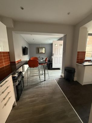 6 bedroom end of terrace house to rent - Photo 1