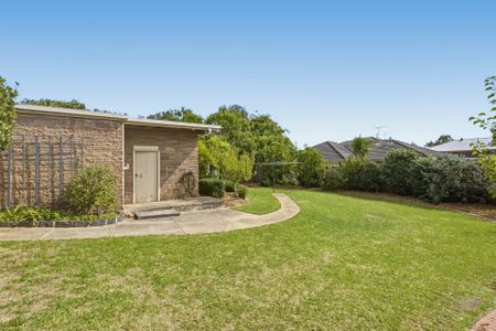 1 Lisbeth Ave , DONVALE - Photo 5