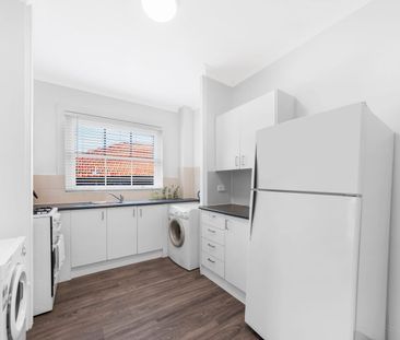 Renovated and Centrally Located, Art Deco One Bedroom Apartment wit... - Photo 6