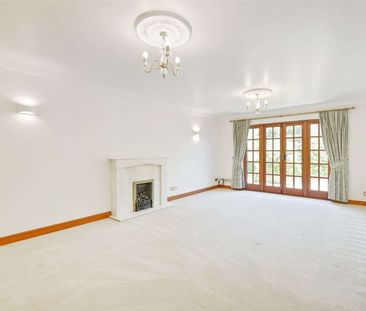 Set in a cul-de-sac, this immaculately presented detached bungalow ... - Photo 2