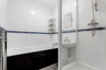 2 bedroom Flat To Let - Photo 2