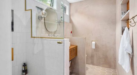 "Stylish 2-Bedroom Apartment in Kaiwharawhara – Id - Photo 4