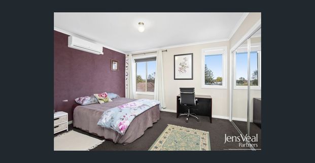 Central living, 2BR, 2BA, 2 living areas, walk to CBD, lock up garage, private courtyard - Photo 1