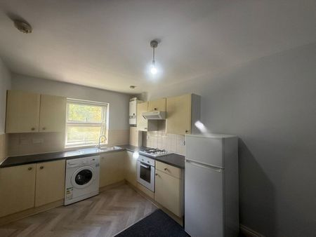 3 Bed Flat, Howard Road, SE25 - Photo 2