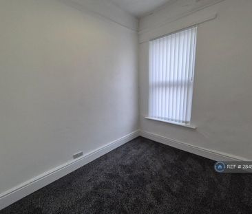3 bedroom end of terrace house to rent - Photo 2