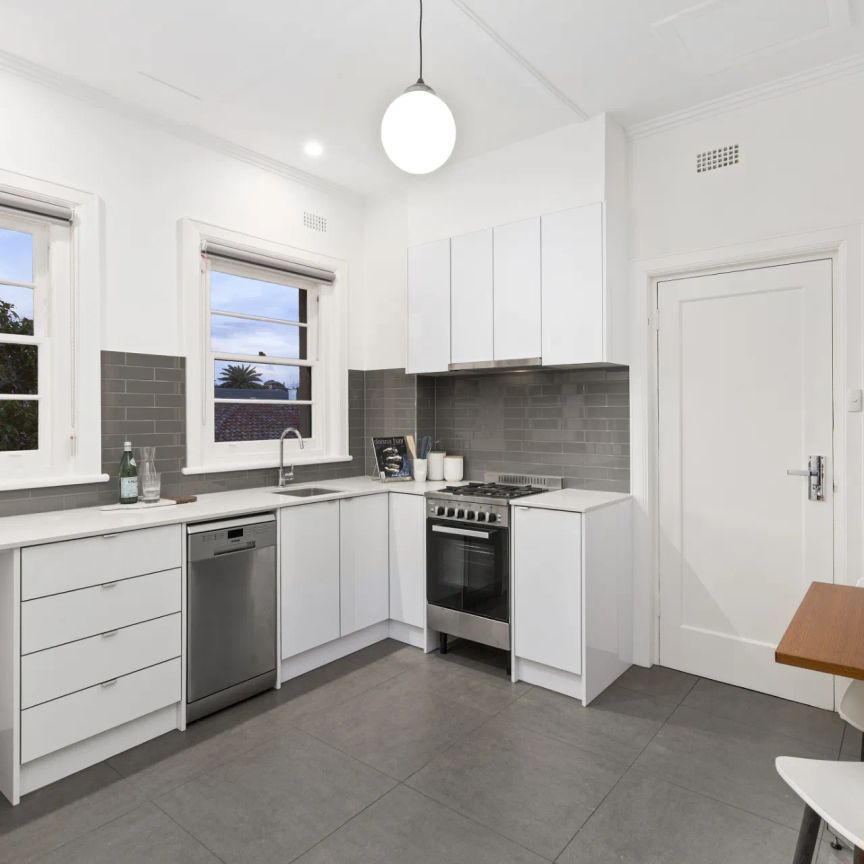 RENOVATED ART DECO APARTMENT - Photo 1