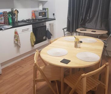 1 bedroom in a flat share to rent - Photo 3