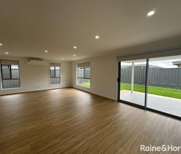 Brand New 4 Bedroom Family Home! - Photo 6