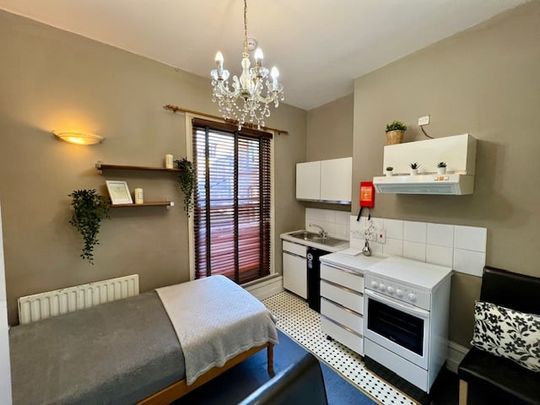 Studio Flat, Sulgrave Road, W6 - Photo 1