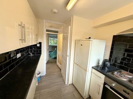 2 bed flat to rent in London Road, Slough, SL3 - Photo 3