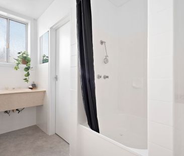 Two Bed Beachside Living. - Photo 3