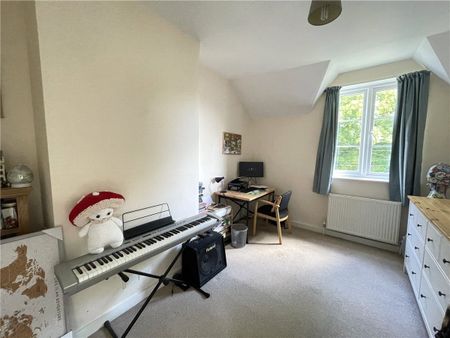 Bright and airy two bedroom semi-detached cottage in a super position located in the popular village of Sparsholt. - Photo 3