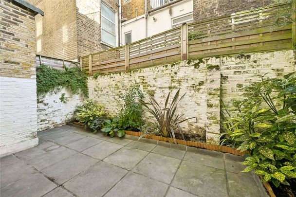 **PET FRIENDLY** A very well kept and presented two double bedroom garden apartment in Maida Vale. - Photo 1