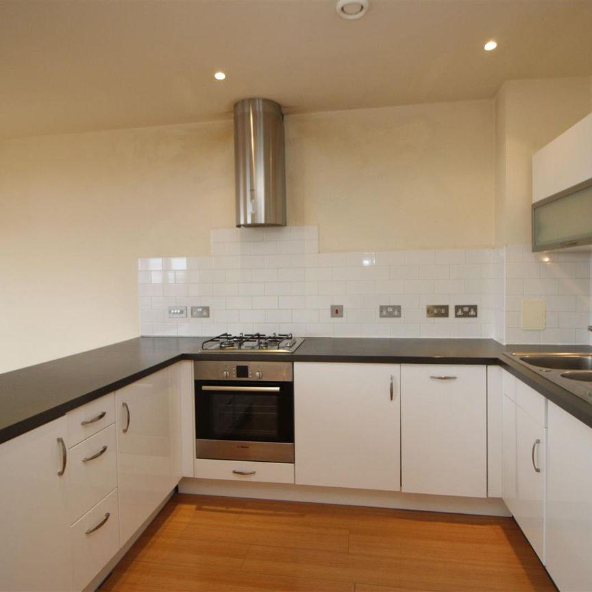 Goldsworth Road, Woking, Surrey, GU21 6JY - Photo 1