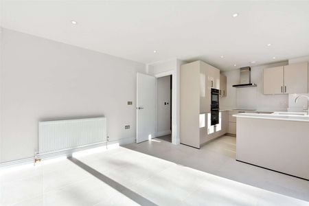 SHORT TERM - A family home, finished to an exceptionally high standard and offered furnished. - Photo 3