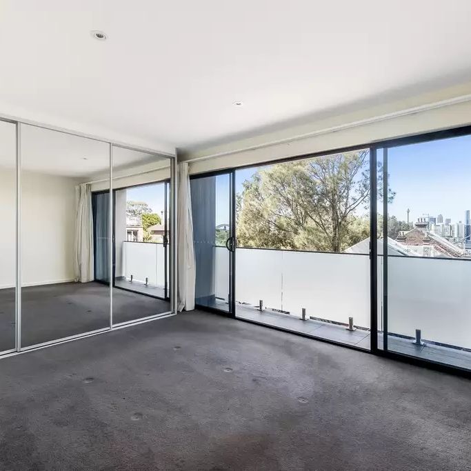 Two level apartment steps to Darling Street - Photo 1