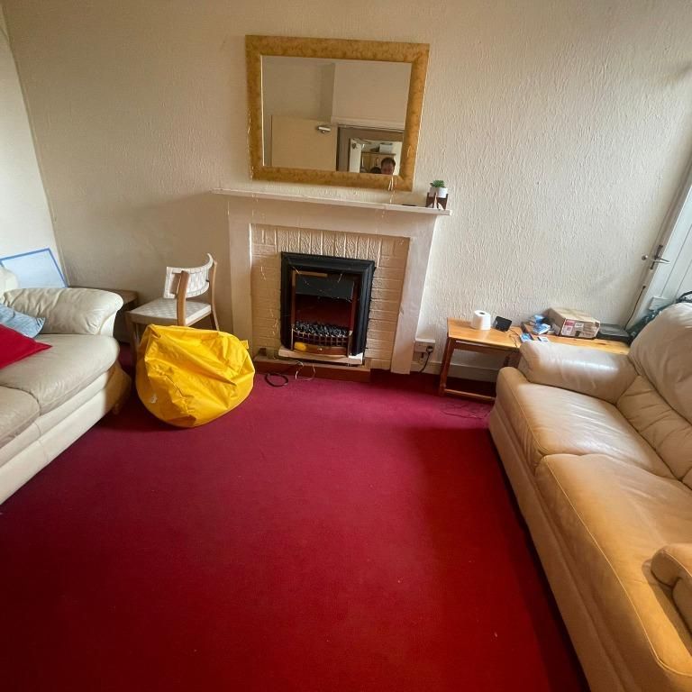 4 bedroom flat to rent - Photo 1