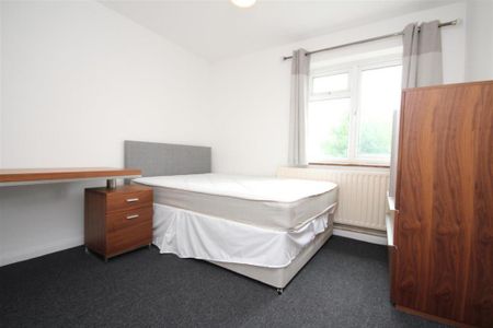 4 bedroom flat to rent - Photo 2