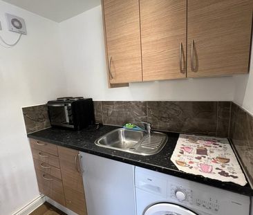 Studio Flat, Gainsborough Road, RM8 - Photo 3