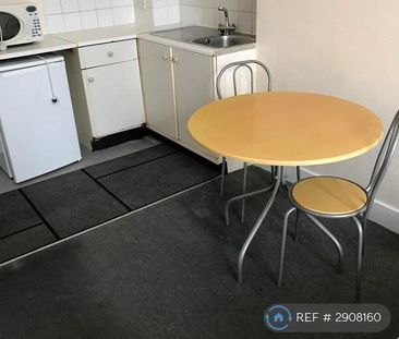 1 bedroom in a flat share to rent - Photo 5