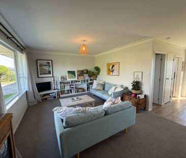 Sunny, Secure, Low-Maintenance Rental in Popular Matua - Photo 1