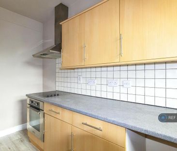 3 bedroom flat to rent - Photo 5